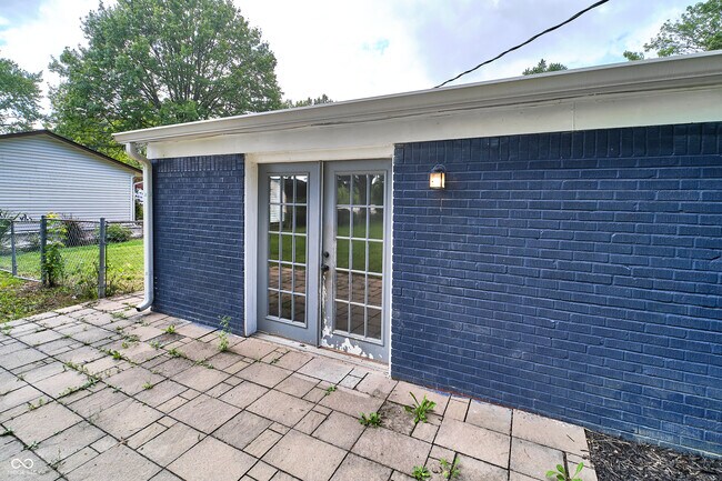 Building Photo - 635 Lake View Dr