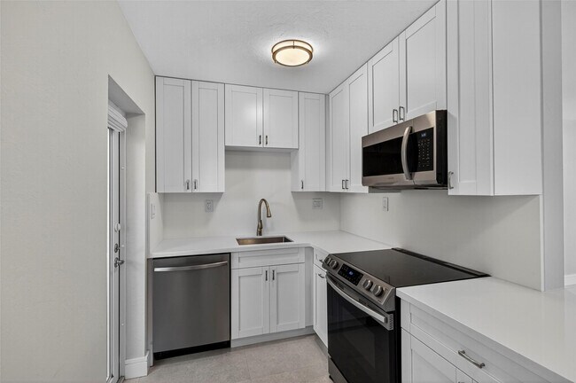 Building Photo - 301 NE 15th St