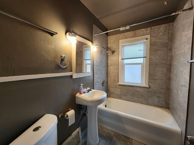 Building Photo - F99if500 (Duplex) ***