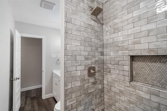 Building Photo - 813 S Valentine Dr