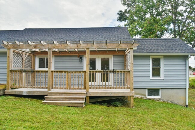 Building Photo - Charming Renovated Home on Acreage — Minutes from Town