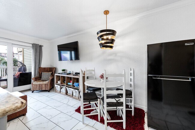 Building Photo - 6300 Seawall Blvd