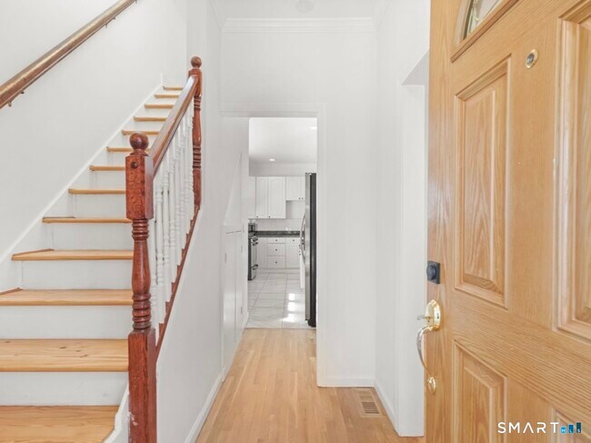 Building Photo - 709 Tunxis Hill Rd