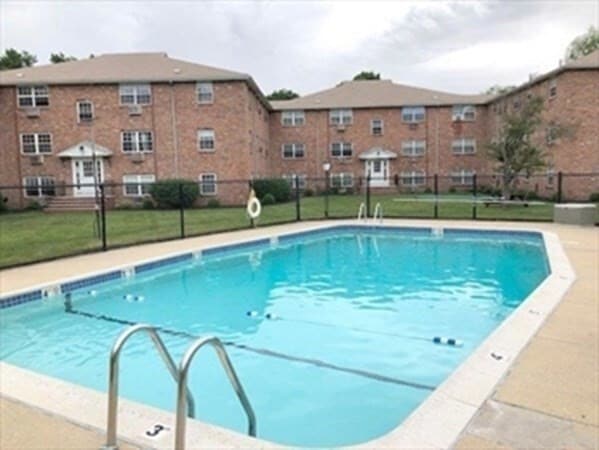 Building Photo - 4 Colonial Village Dr