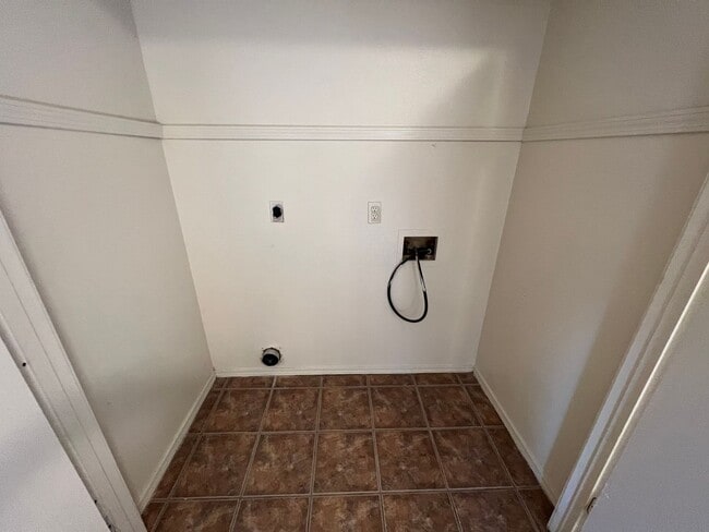 Building Photo - 3 Bed 1.5 Bath Total Electric House, With 1 Car Garage. Yard Care Included.