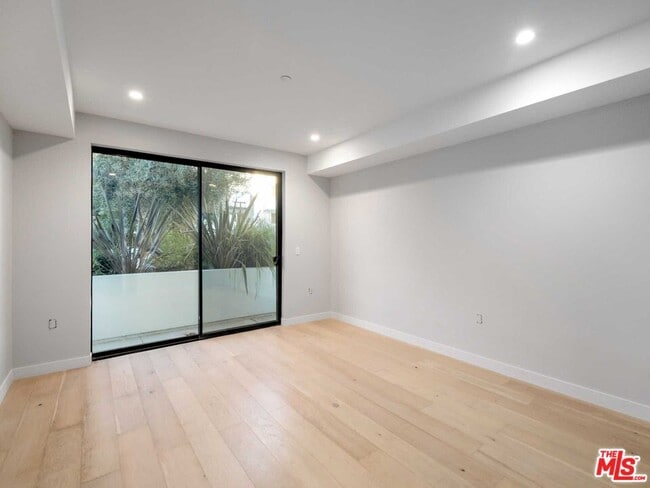 Building Photo - 825 Croft Ave