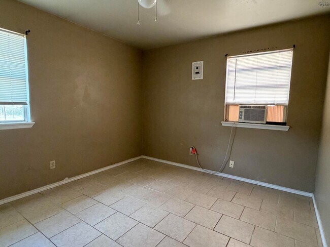 Building Photo - 115 E Garden Dr