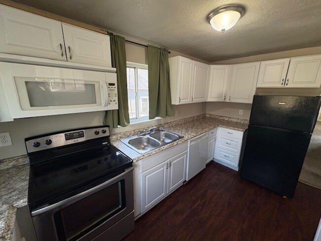 Building Photo - Stunning 4 Bed Home West of Drake