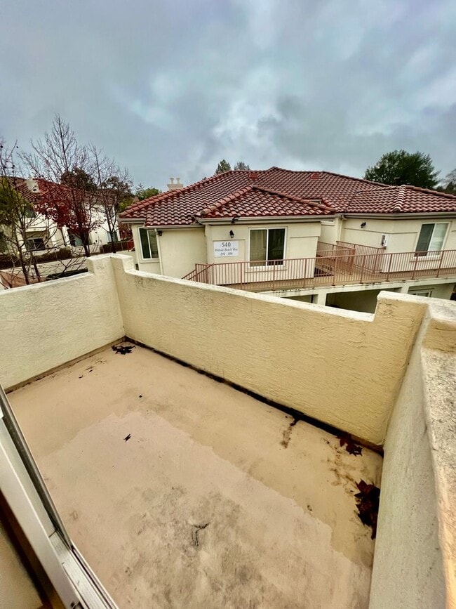 Building Photo - Welcome to this beautiful 3-bedroom, 2-bathroom condo in the desirable Avalon at Eagles Crossing