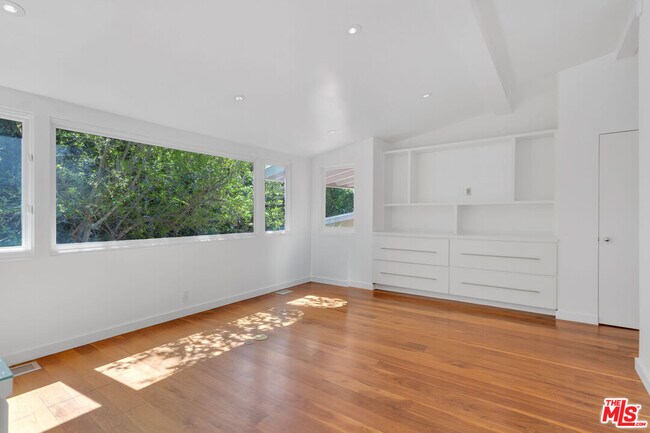 Building Photo - 1542 Marmont Ave