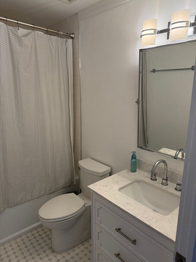 Building Photo - Stunning Updated 3 Bedroom in Fort Walton Beach!