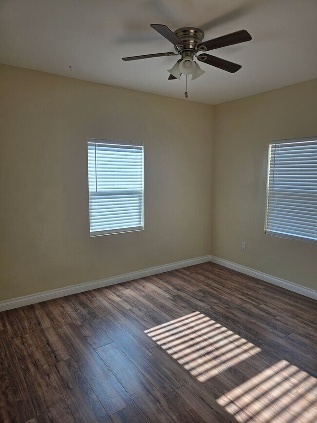 Building Photo - Large 2 bed 1 Bath House