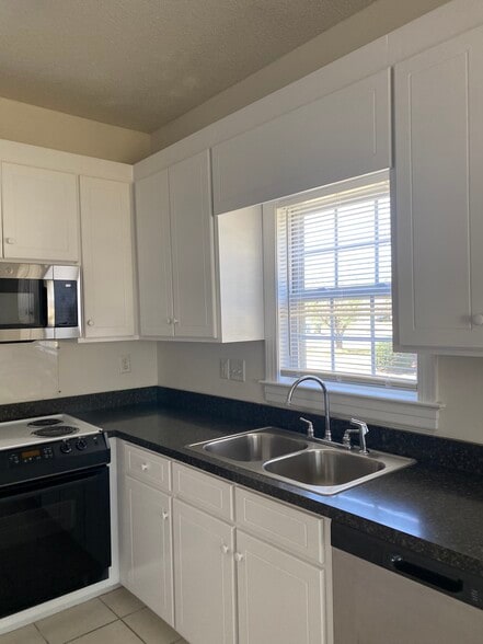 Kitchen - 3302 Whitlock Dr N
