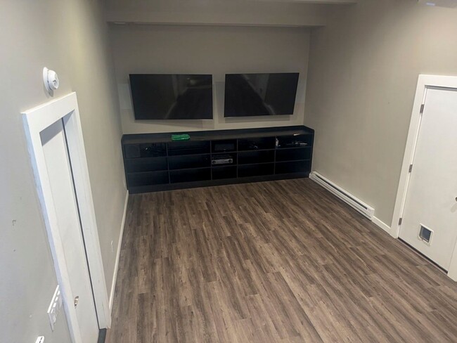 Building Photo - Pet-Friendly AMAZING Home Close To Town, Y...