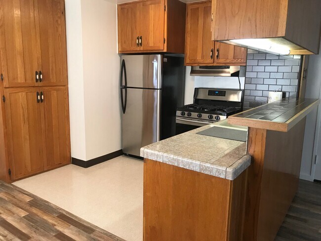 Building Photo - Gorgeous 1+1  in Glendale - Close to Eagle...