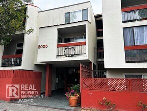 Building Photo - Sunny 1BR in Prime Oakland Location - Pool...