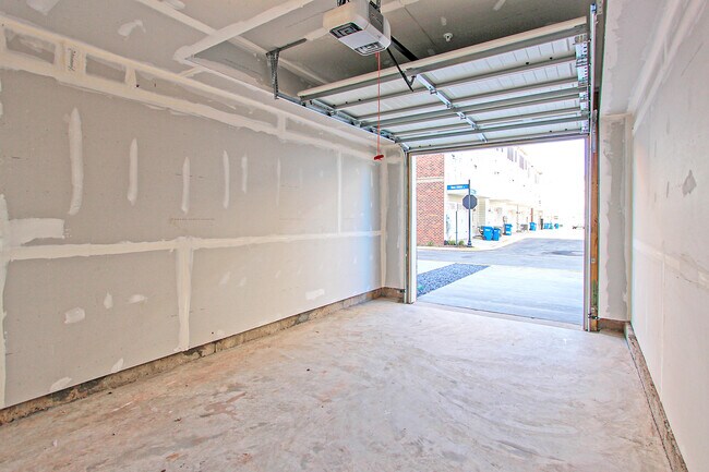 Building Photo - 13652 Endeavour Dr