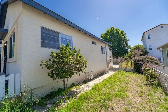 Building Photo - Beautifully updated 2 bed, 2 bath single-family home in Logan Heights
