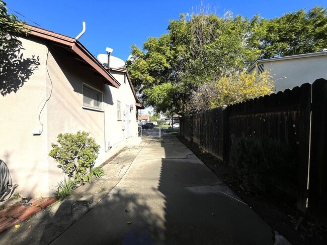 Building Photo - GREAT NEIGHBORHOOD ON A QUIET CUL-DE-SAC 4+2 LARGE BACKYARD