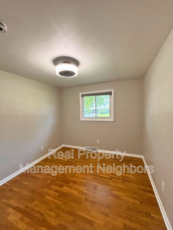 Building Photo - 10335 Holiday Dr