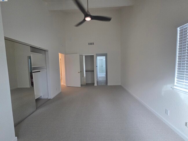 Building Photo - 6084 Vía de los Cerros