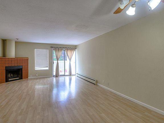 Building Photo - "Charming 2-Bed, 2-Bath Menlo Park Retreat...
