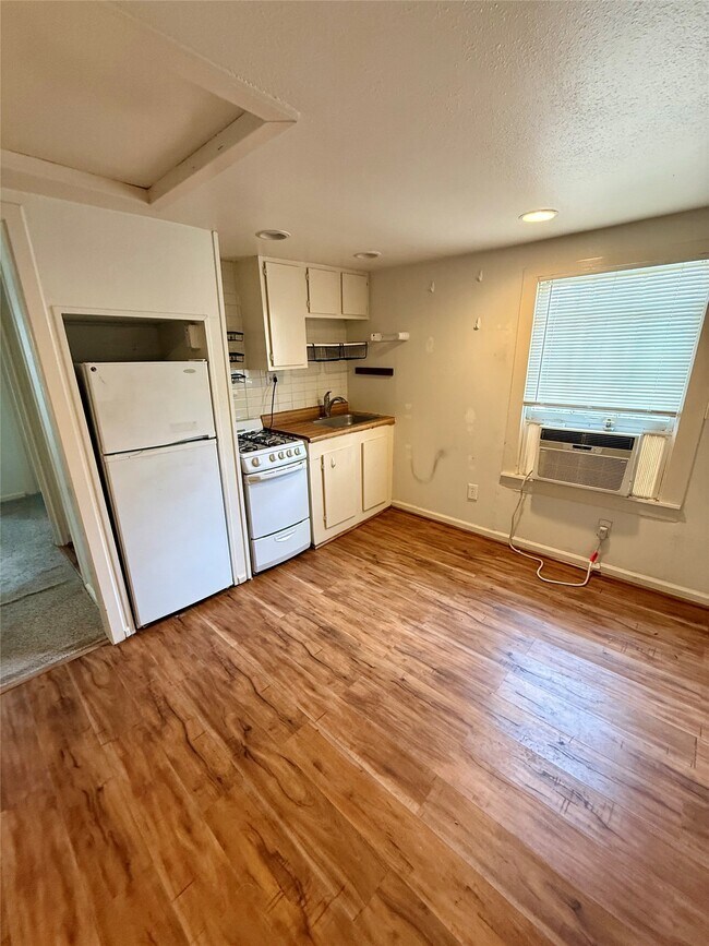 Building Photo - 1634 Branard St