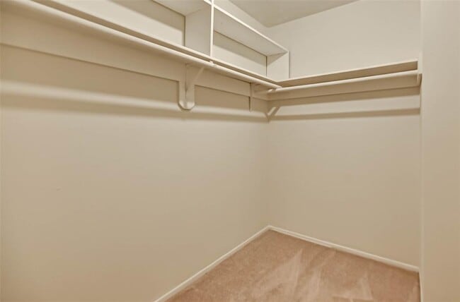 Building Photo - 2714 Green Fields Dr