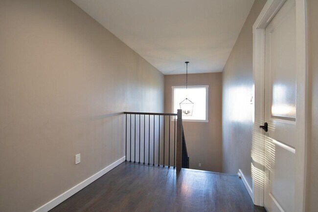 Building Photo - 150 Clove Ave
