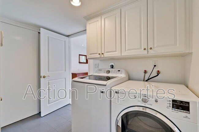 Building Photo - 2685 Yorkton Dr
