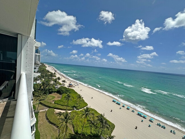 Building Photo - Stunning furnished 3-bedroom, 3-bathroom c...