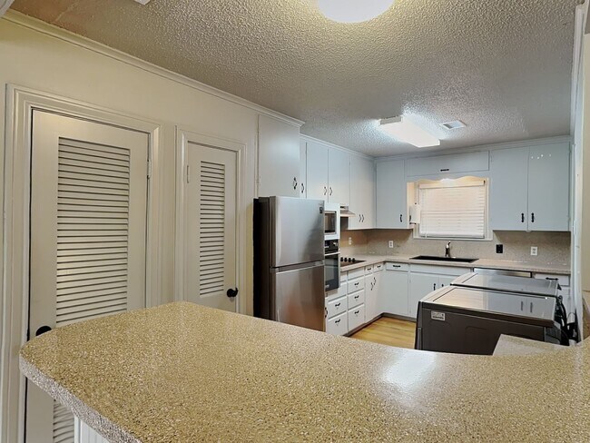 Building Photo - 4124 Lovell Ave