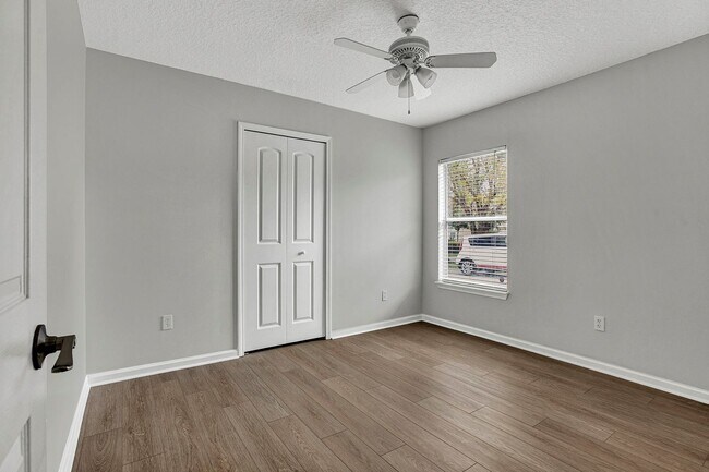 Building Photo - Renovated 5 bedroom/3 bathroom home in Wor...