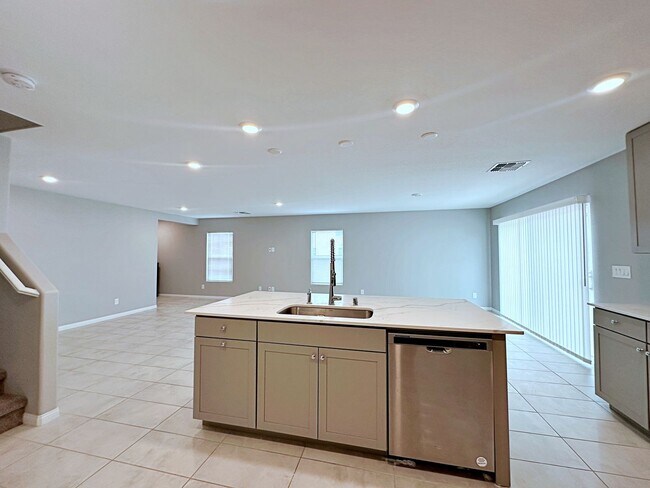 Building Photo - 4 BEDROOM + LOFT HOME IN GATED COMMUNITY