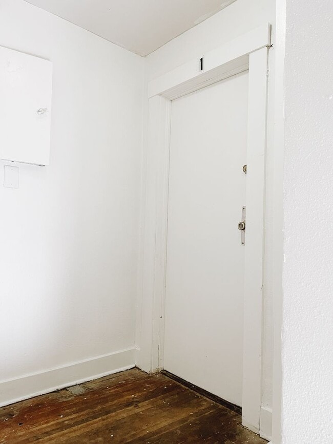 Building Photo - 112 N Plum St