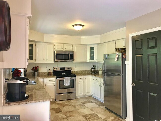 Building Photo - 8 Plumosa Dr