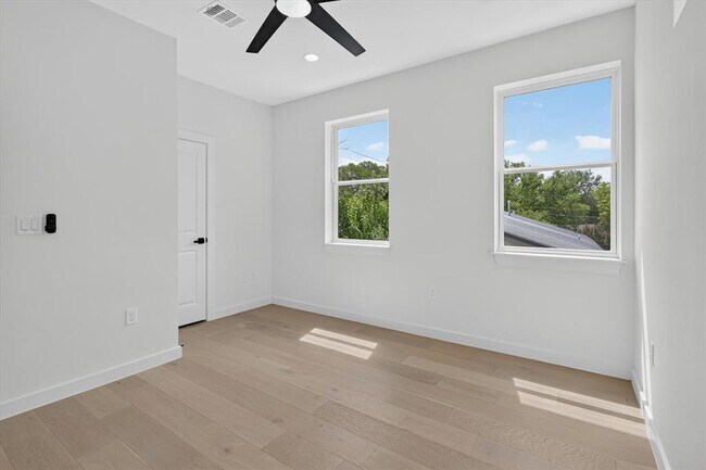 Building Photo - 5305 Ledesma Rd