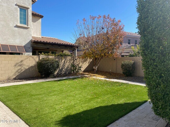 Building Photo - 1945 W Yellowstone Way