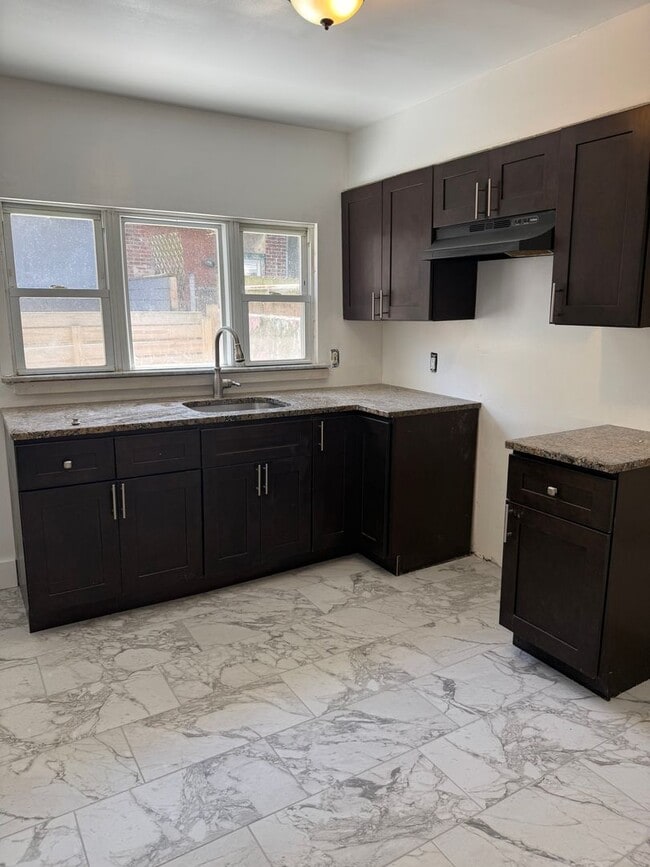 Building Photo - Charming 2-Bedroom Home in Port Richmond Available For Rent!