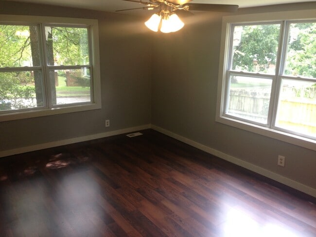 Building Photo - 818 E 9th St