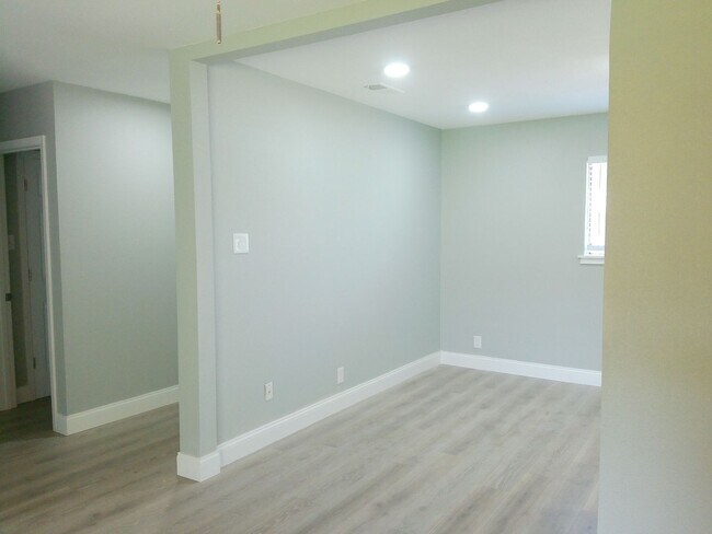 Building Photo - 6422 Beechwood Dr
