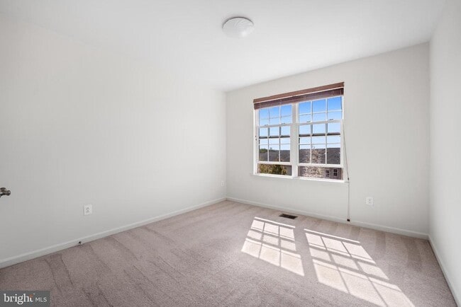 Building Photo - 22926 Spicebush Dr