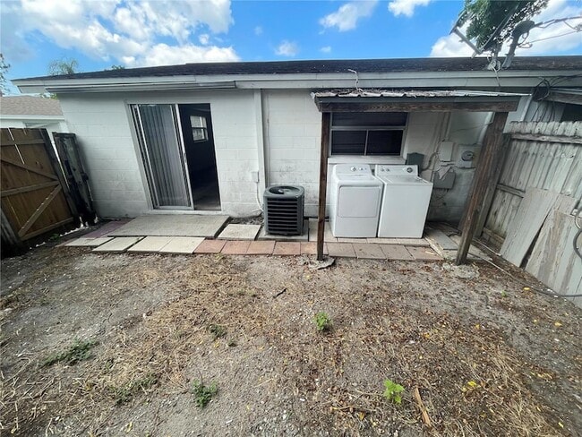 Building Photo - 4128-4126 Shoreline Dr