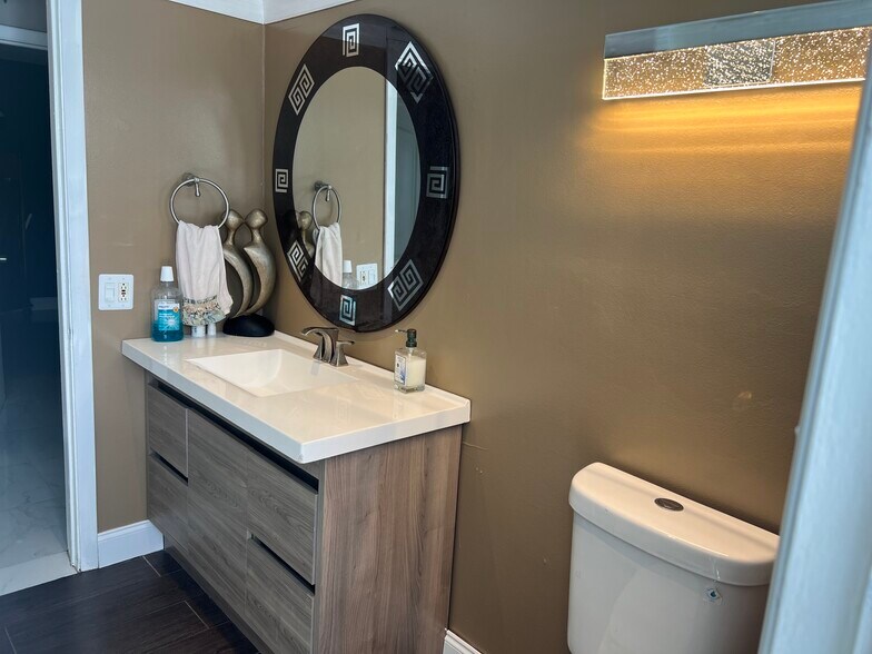 Building Photo - 880 NW 72nd Ter