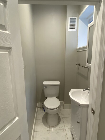 Half bathroom 1st floor - 5223 Harlan St