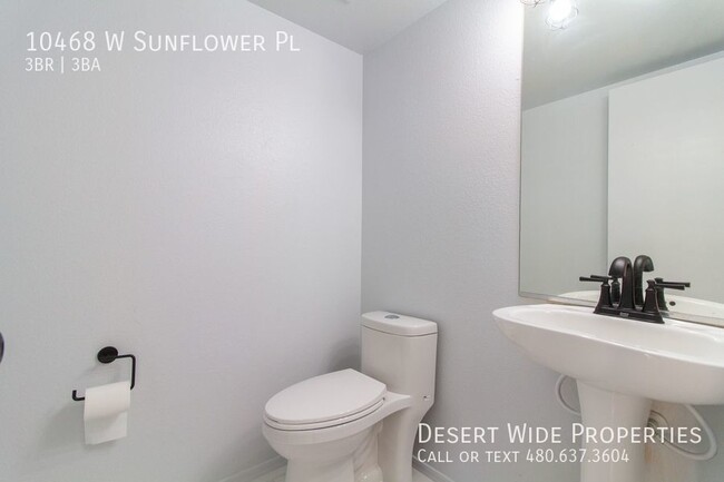 Building Photo - Amazing remodeled 3 bedroom, 2.5 bath hous...