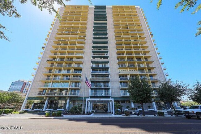 Building Photo - 207 W Clarendon Ave