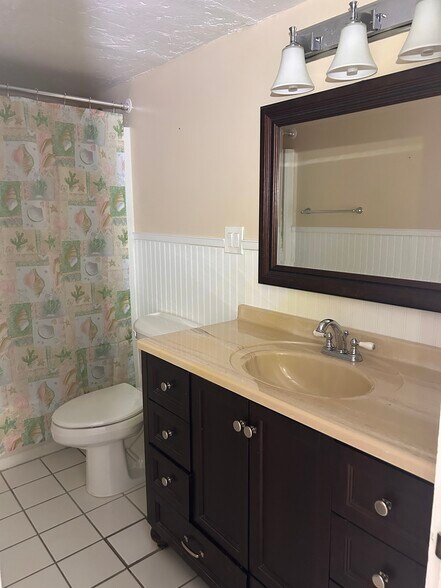 First bathroom - 4031 Abbey Ct