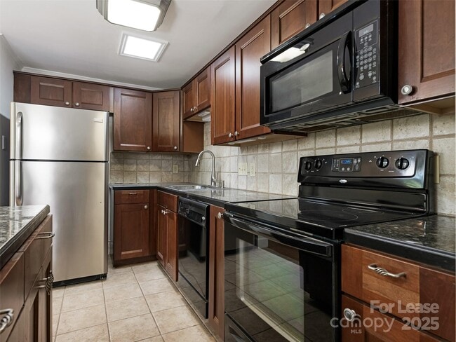 Building Photo - 553 Kenlough Dr