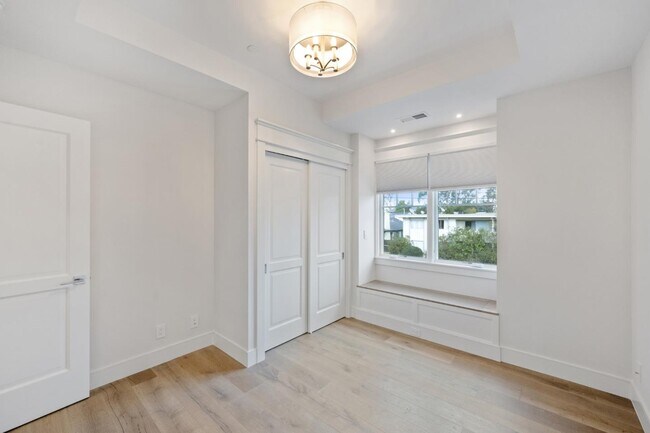 Building Photo - 261 E Bellevue Ave
